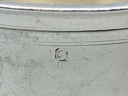 Timbale droite en argent.
Col souligné de...