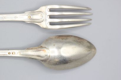 12 couverts en argent, modèle filet-contour....
