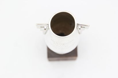 Silver golf cup.
Stylized handle.
It is inscribed...
