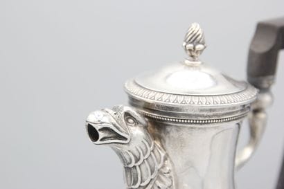 Cafetière en argent.
Pose sur 4 pieds griffes...
