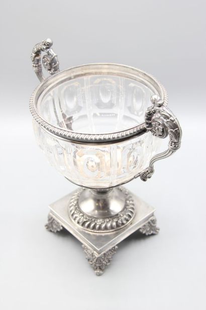 Drageoir silver mounting, crystal body.
Pose...