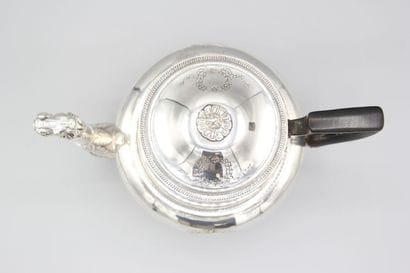 Théière en argent de style Empire reposant...