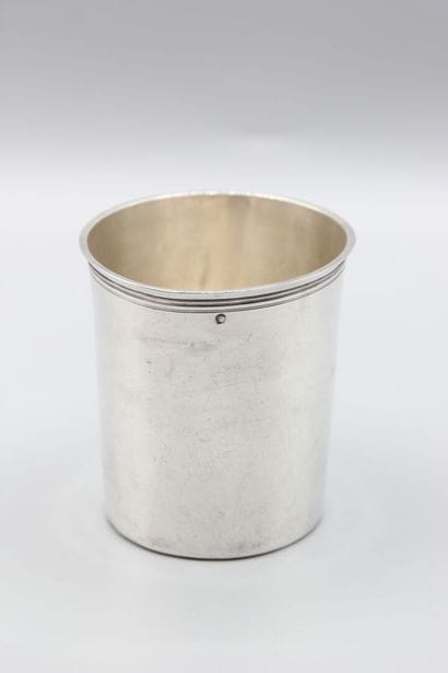 Timbale droite unie en argent.
Poinçons de...