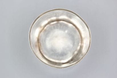 Timbale en argent à fond plat. Le col souligné...