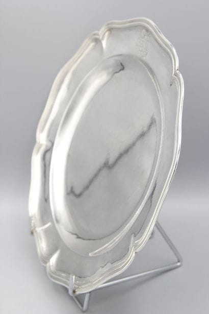BESANÇON 1745 
Plat rond en argent de modèle...