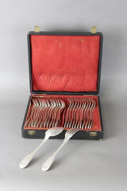 12 couverts en argent, modèle filet-contour....