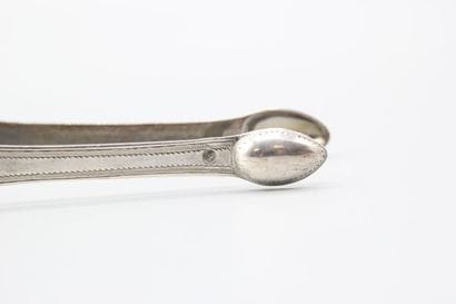Pince à sucre en argent à décor incisé de...
