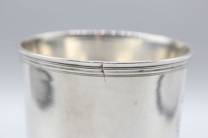 Grande timbale droite en argent.
Fond plat.
Cartouche...