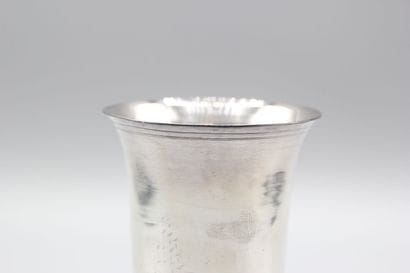 Timbale tulipe sur piédouche en argent.
Piédouche...