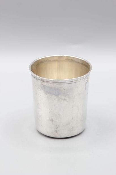 Timbale en argent de modèle uni.
Poinçons...