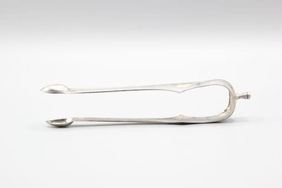 Pince à sucre en argent à décor incisé de...