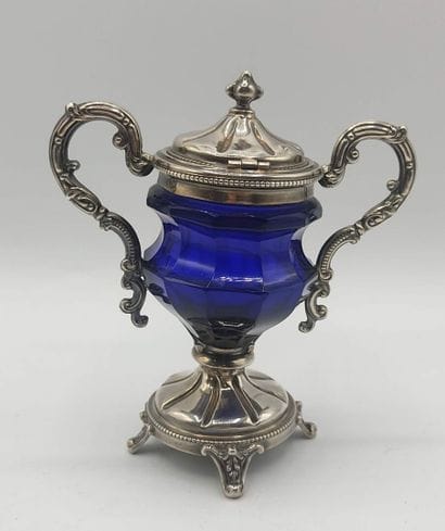 Covered sugar bowl in silver and blue glass....