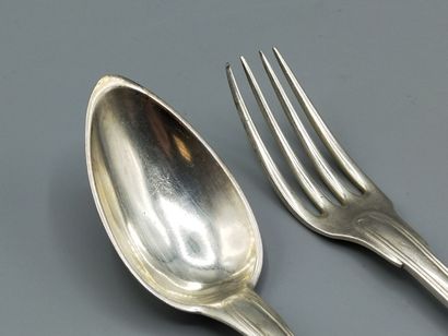 12 couverts en argent, modèle filet-contour....