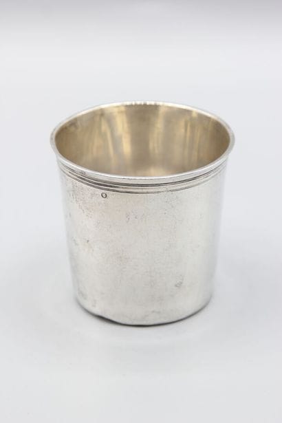 Timbale dite de pensionnaire en argent.
Poinçons...
