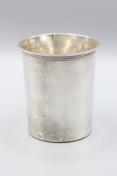Grande timbale droite en argent.
Fond plat.
Cartouche...