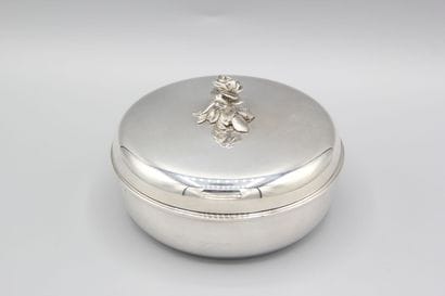 PUIFORCAT
Bonbonnière couverte en argent...