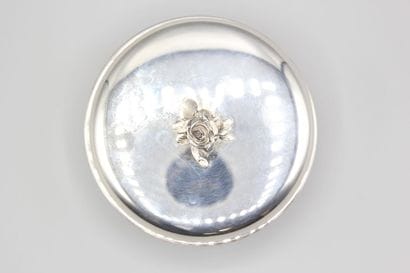 PUIFORCAT
Bonbonnière couverte en argent...