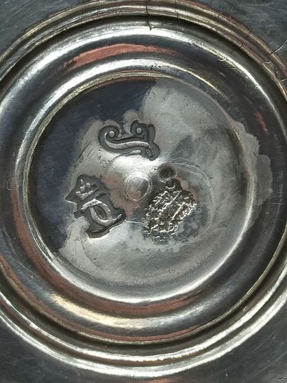 BESANÇON 1745.
Écuelle couvercle en argent...