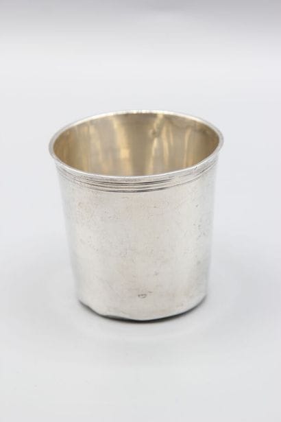 Timbale dite de pensionnaire en argent.
Poinçons...