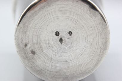 Grande timbale droite en argent.
Fond plat.
Cartouche...