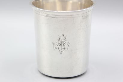 Timbale droite en argent.
Col souligné de...