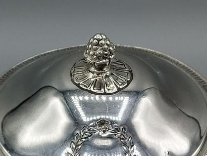 Théière en argent de style Empire reposant...