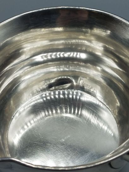 Casserole en argent. 
Manche en bois noirci...