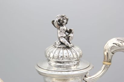 Grande verseuse/cafetière en argent reposant...