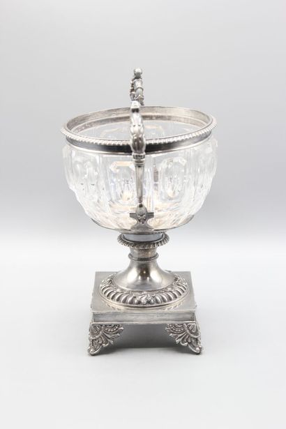 Drageoir silver mounting, crystal body.
Pose...