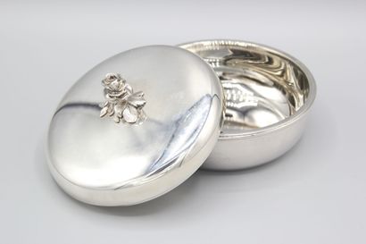 PUIFORCAT
Bonbonnière couverte en argent...