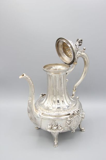 Grande verseuse/cafetière en argent reposant...