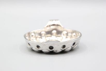 PARIS 1770.
Taste-vin en argent du XVIIIème...