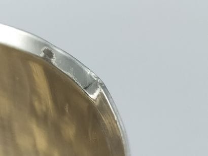 Timbale en argent à fond plat. Le col souligné...