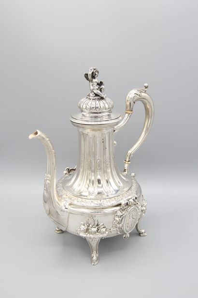 Grande verseuse/cafetière en argent reposant...