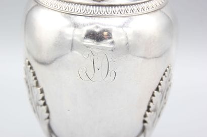 Cafetière en argent.
Pose sur 4 pieds griffes...