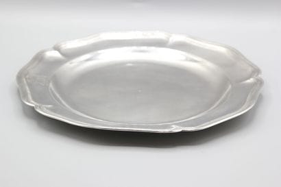 BESANÇON 1745 
Plat rond en argent de modèle...