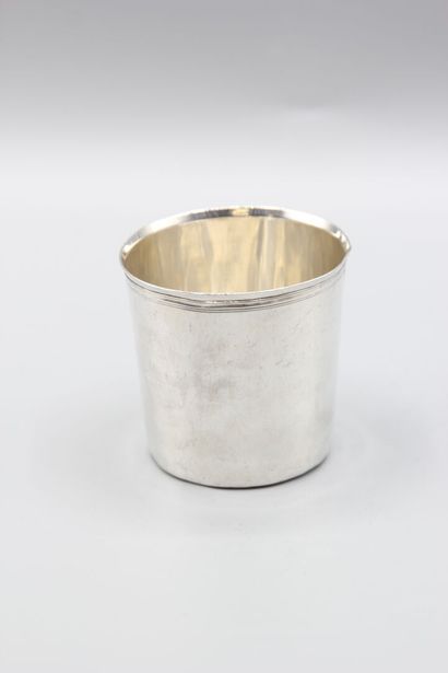 Timbale en argent à fond plat. Le col souligné...