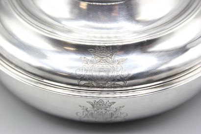 BESANÇON 1745.
Écuelle couvercle en argent...