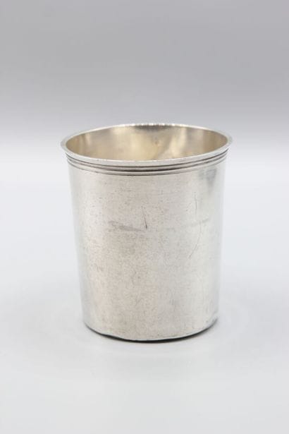 Timbale droite unie en argent.
Poinçons de...