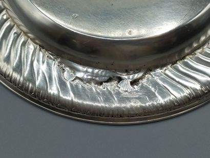 Assiette à bouillie en argent présentée dans...