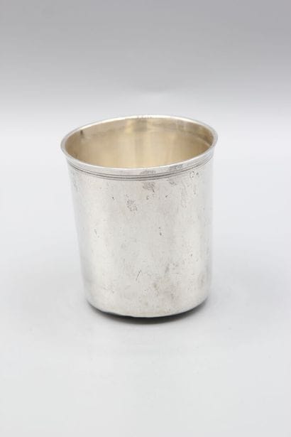 Timbale en argent de modèle uni.
Poinçons...