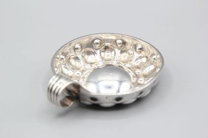 PARIS 1770.
Taste-vin en argent du XVIIIème...