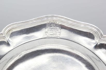 BESANÇON 1745 
Plat rond en argent de modèle...