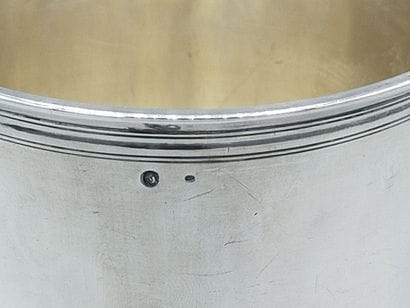 Grande timbale droite en argent.
Fond plat.
Cartouche...
