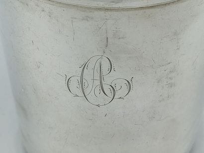 Timbale droite en argent.
Monogrammée 