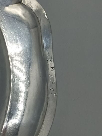 BESANÇON 1745 
Plat rond en argent de modèle...