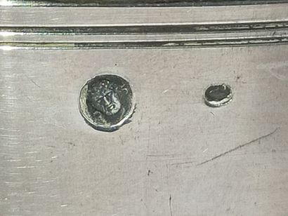 Grande timbale droite en argent.
Fond plat.
Cartouche...