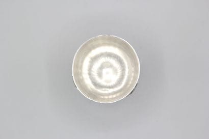 Coquetier tripode en argent à décor de coquilles....