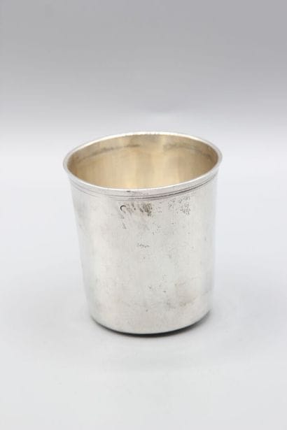 Timbale en argent de modèle uni.
Poinçons...