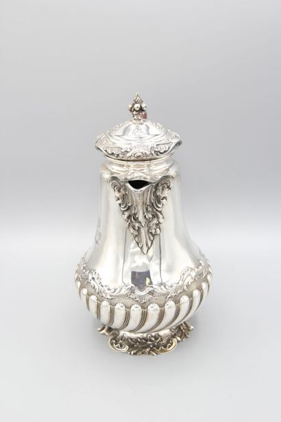 Cafetière en argent
Décor de rocailles, rinceaux,...